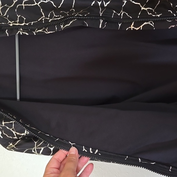 NWT Ideology Black And Gold Windbreaker Raincoat Jacket Size Medium - Picture 6 of 7